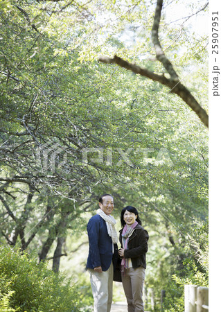 散策を楽しむ夫婦 散策を楽しむ夫婦 25907951