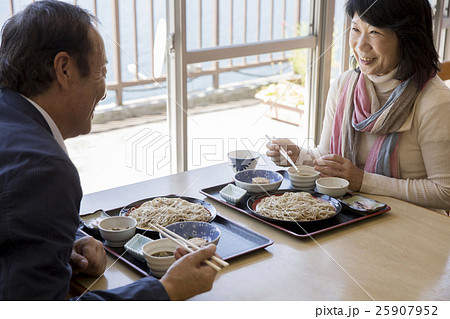 食事をする夫婦 食事をする夫婦 25907952