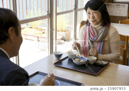食事をする夫婦 食事をする夫婦 25907953