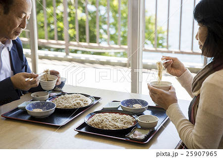 食事をする夫婦 25907965