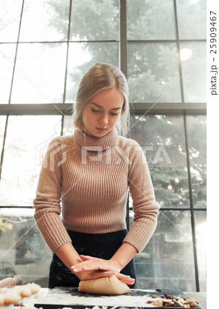Young woman kneading dough for pie or cookies 25909467