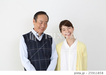 シニア男性と若い女性 25911858