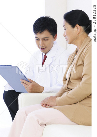 医師　病院　医者　ドクター　シニア　医療　女性　男性　リハビリ 25912328