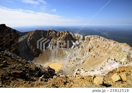 雌阿寒岳火口と赤沼 25912519