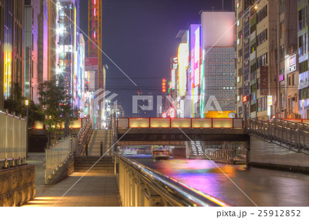 道頓堀新戎橋の夜景　大阪なんばミナミ 25912852