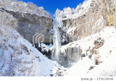 冬晴れの日光華厳の滝と雪景色 25913648