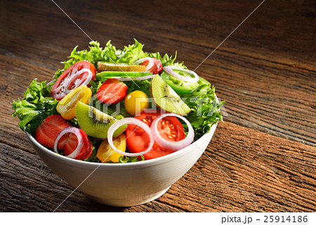 Fruit and vegetable salad in a bowl on wooden  25914186