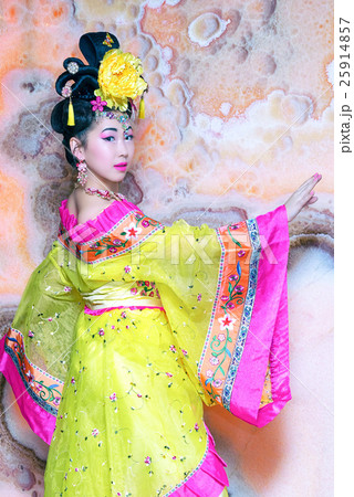 beautiful geisha in traditional Chinese dress beautiful geisha in traditional Chinese dress 25914857