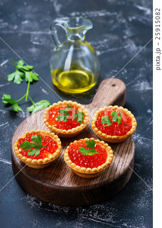 tartalets with seafood 25915082