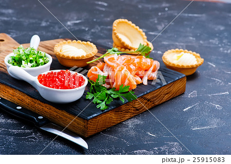 tartalets with seafood 25915083