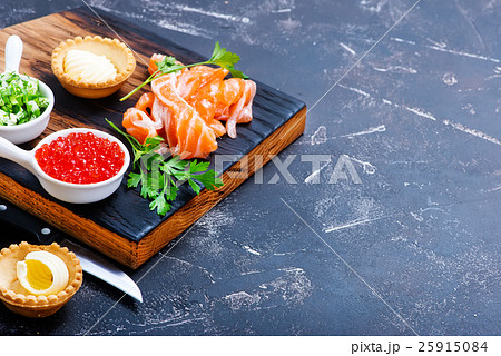 tartalets with seafood 25915084