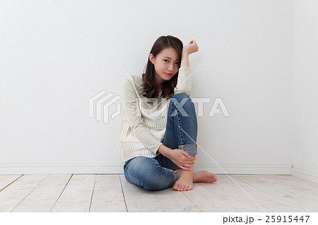 膝を立てて座る女性の写真素材