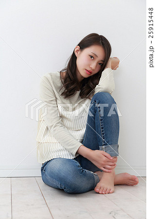 膝を立てて座る女性 25915448