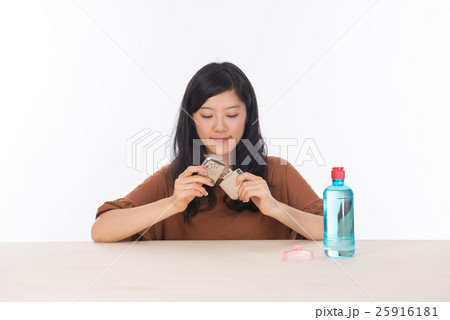 ハンドウォーマー　カイロ　若い女性　暖かい　防寒　黒髪　ロングヘアー 25916181