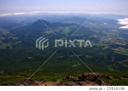 夏の羊蹄山から見る尻別岳と周辺の畑作地帯 夏の羊蹄山から見る尻別岳と周辺の畑作地帯 25916196