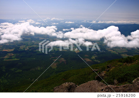 夏の羊蹄山から見る浮雲と麓の畑作地帯 25916200