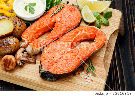 Crispy roasted salmon steak 25916318