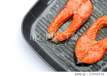 Crispy roasted salmon steak 25916319