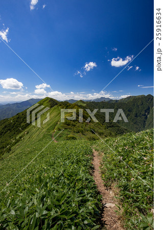 伊予富士から見た石鎚山、東黒森方面の眺め 25916634