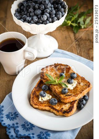 French toasts with fresh blueberries  25919073