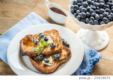 French toasts with fresh blueberries French toasts with fresh blueberries 25919075
