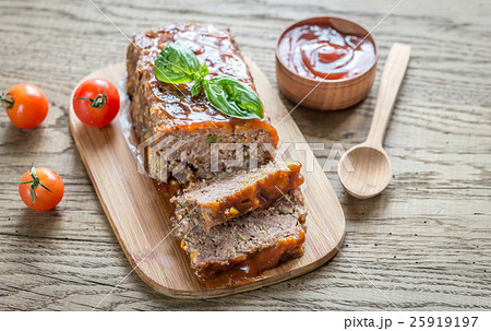 Meat loaf with barbecue sauce on the wooden board 25919197