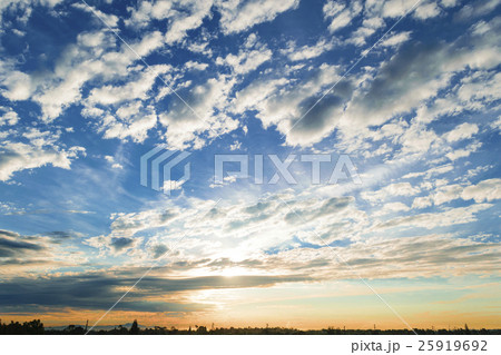 早朝のトーランス朝日の昇る大空と雲　 25919692