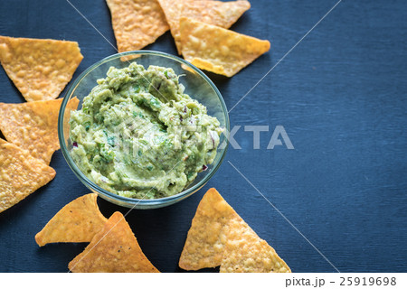 Guacamole with tortilla chips 25919698