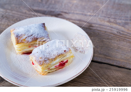 Mille-feuille with fresh cherry 25919996