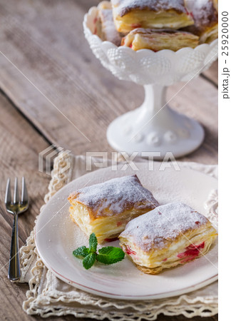 Mille-feuille with fresh cherry Mille-feuille with fresh cherry 25920000