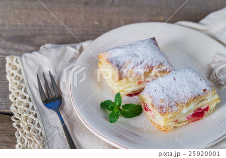 Mille-feuille with fresh cherry Mille-feuille with fresh cherry 25920001