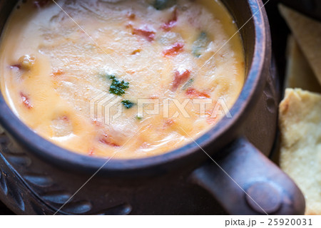 Bowl of queso with tortilla chips 25920031
