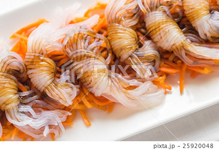 Shirataki noodles with soy sauce 25920048