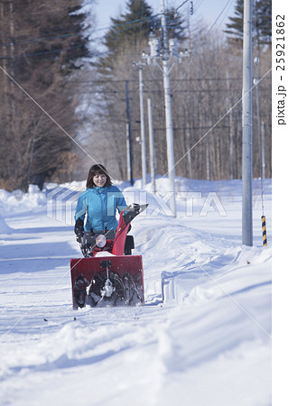 除雪する女性 除雪する女性 25921862