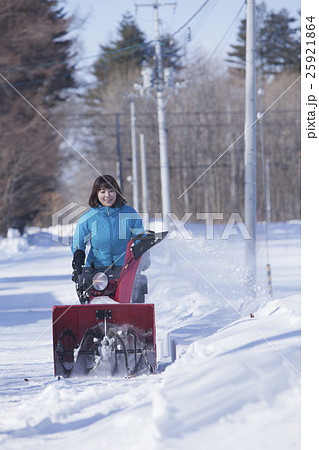 除雪する女性 除雪する女性 25921864