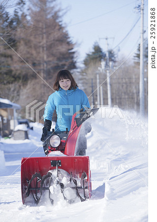 除雪する女性 25921868