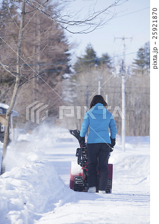 除雪する女性 除雪する女性 25921870