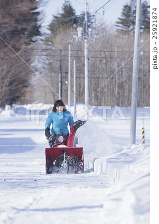 除雪する女性 除雪する女性 25921874