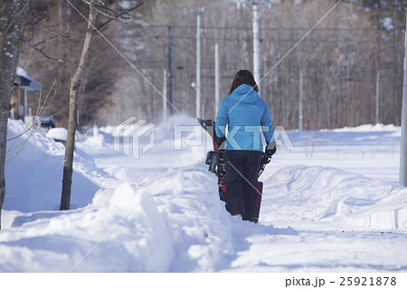除雪する女性 除雪する女性 25921878