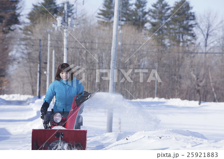 除雪する女性 除雪する女性 25921883