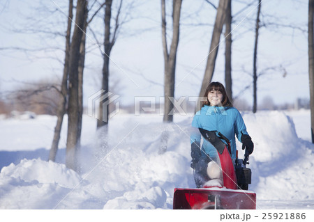 除雪する女性 除雪する女性 25921886