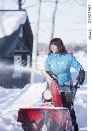 除雪する女性 除雪する女性 25921902