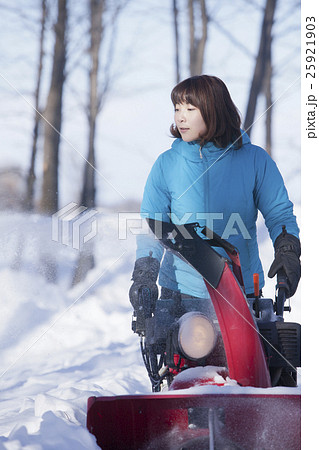除雪する女性 25921903