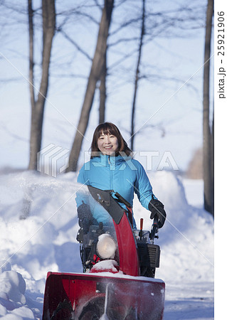 除雪する女性 25921906