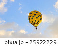 青空を飛ぶ気球 25922229