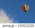 青空を飛ぶ気球 25922230