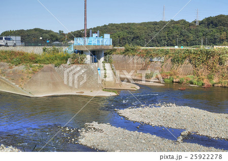 境川と和泉川の合流地点にある下飯田遊水地の排水ゲート 25922278