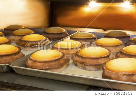 ケーキ工房での菓子作り 25923215