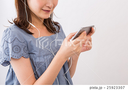 スマホを持つ女性 25923307