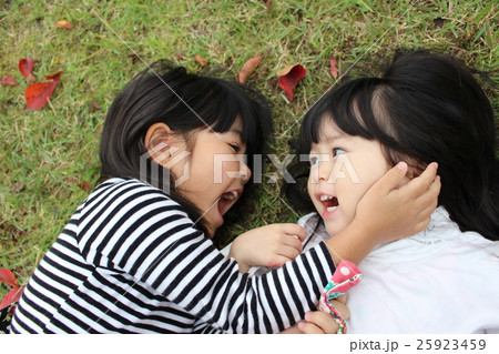 姉妹で見つめあい 25923459